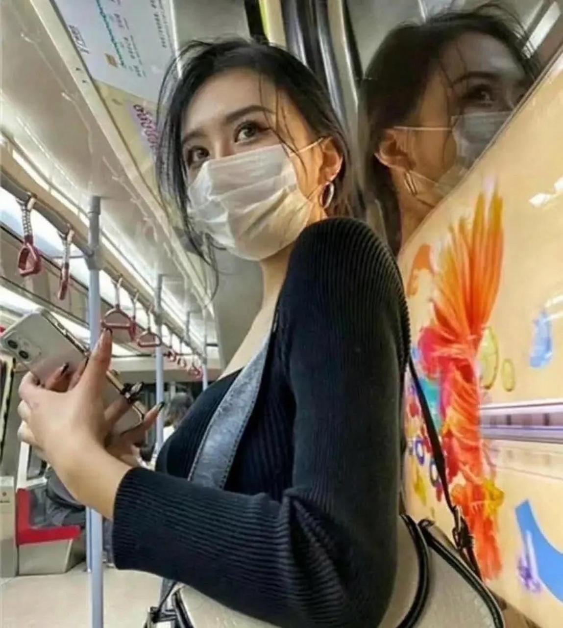 外表冷艳的小姐姐眼神目若朗星