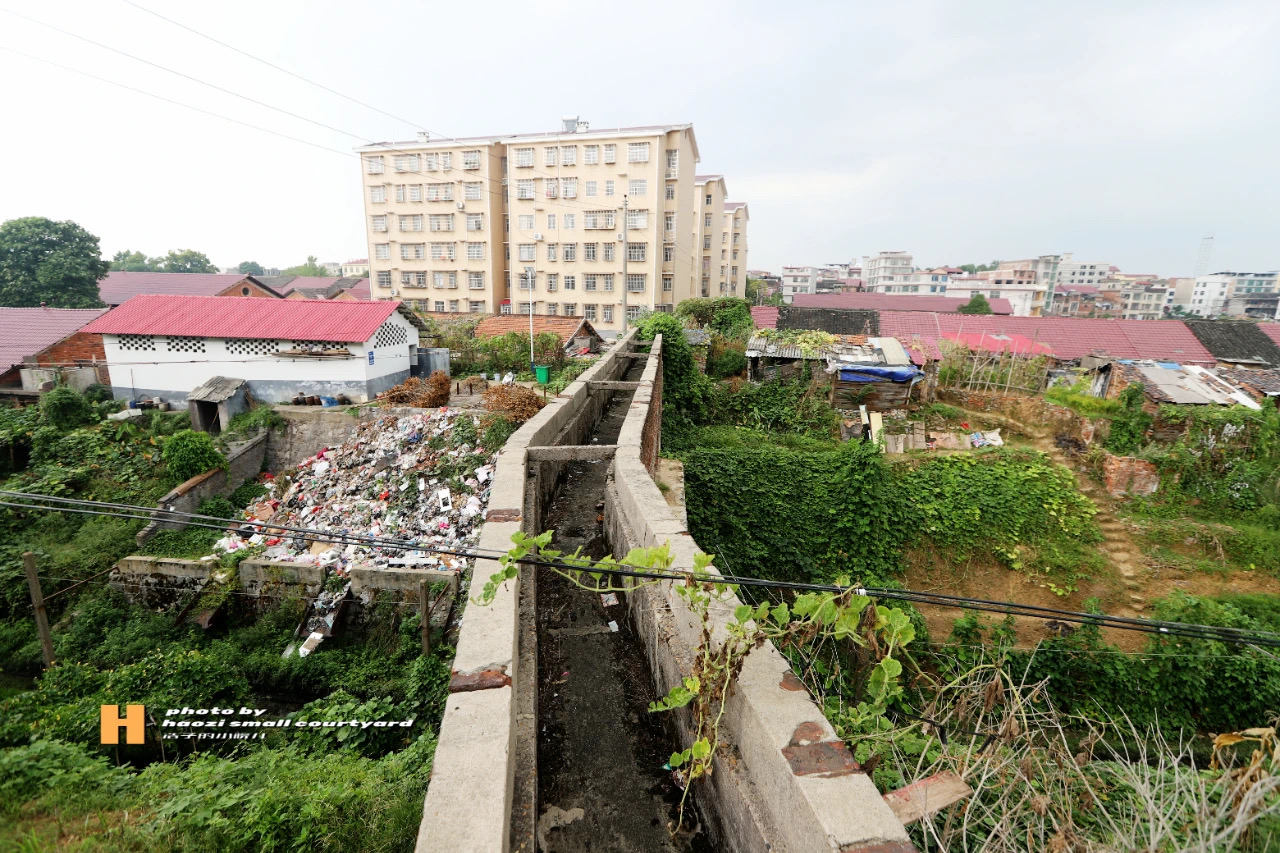 通过渡槽,将一些富有水资源地方的水,引向有需要的地方进行农田灌溉