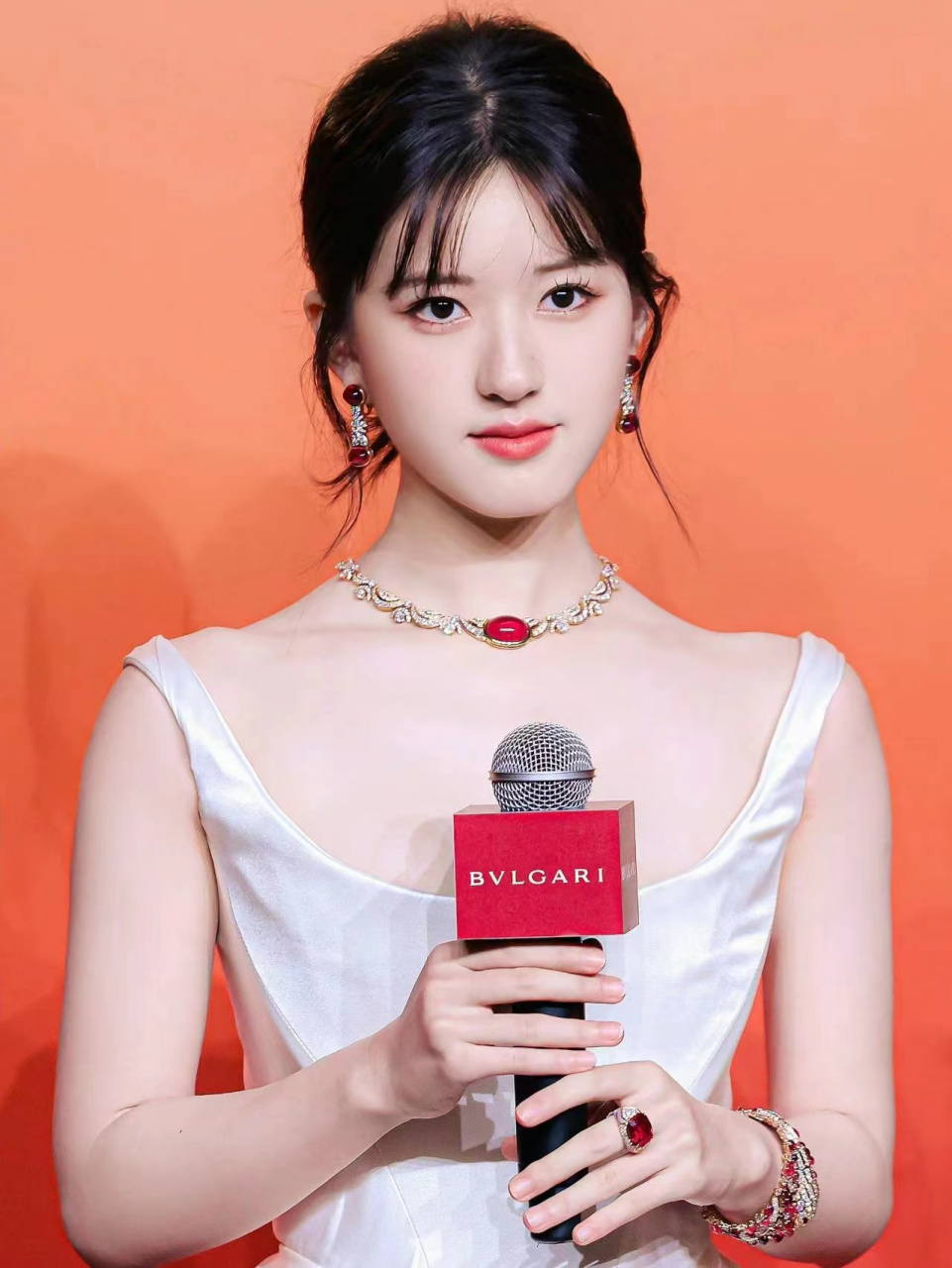 1,周杰伦在昆士兰那边买了很多块地,一个是准备建一