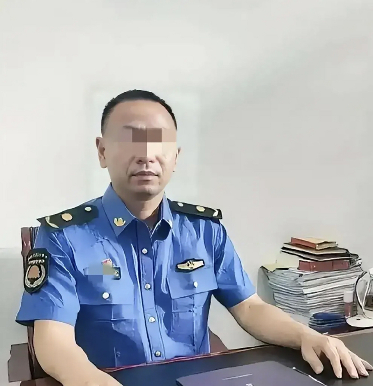 作为安徽省南陵县城管局局长的徐志林,看上去一身制服,像个执法者