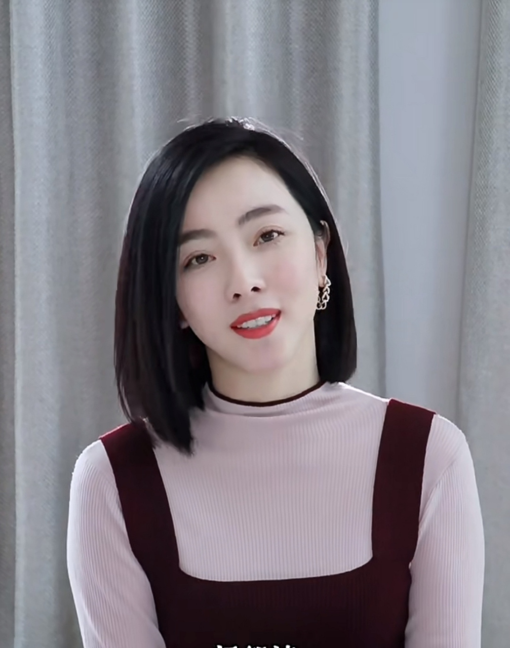 李思思剪完短发颜值又提升一个档次,整个人利落了很多,脸显得更小了.