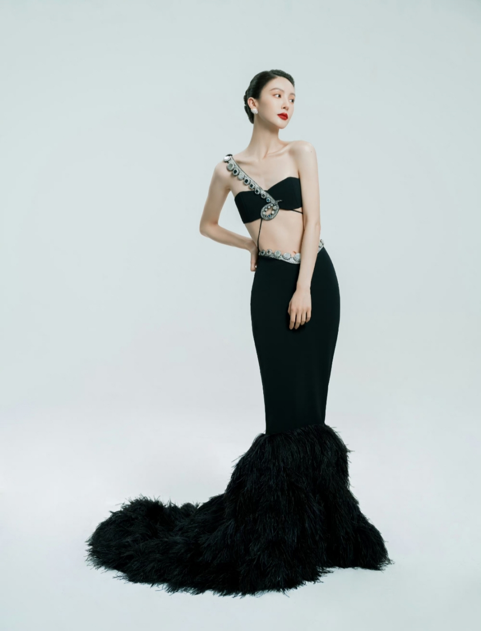 金晨微博之夜的造型来啦,抹胸黑色鱼尾裙,好身材展览无遗,身姿曼妙