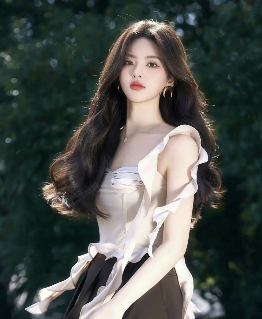 娱乐圈两位最接近精灵长相的女艺人,五官立体精致,既符合东方的审美又