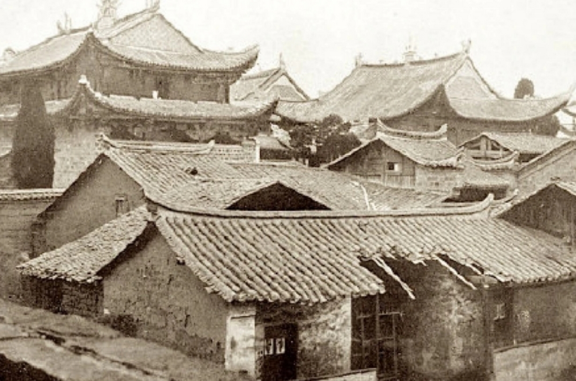1903年,云南古建筑,房屋年久失修,房檐都已经破损了!