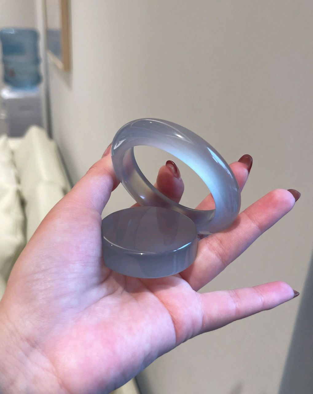 翡翠# 玻璃种天空蓝翡翠手镯,好像把天空戴在了手上感觉整个人钡妹