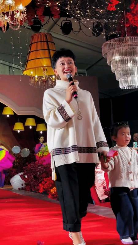 陕北马美如再唱经典成名曲《泪蛋蛋掉在酒杯杯里》-度小视