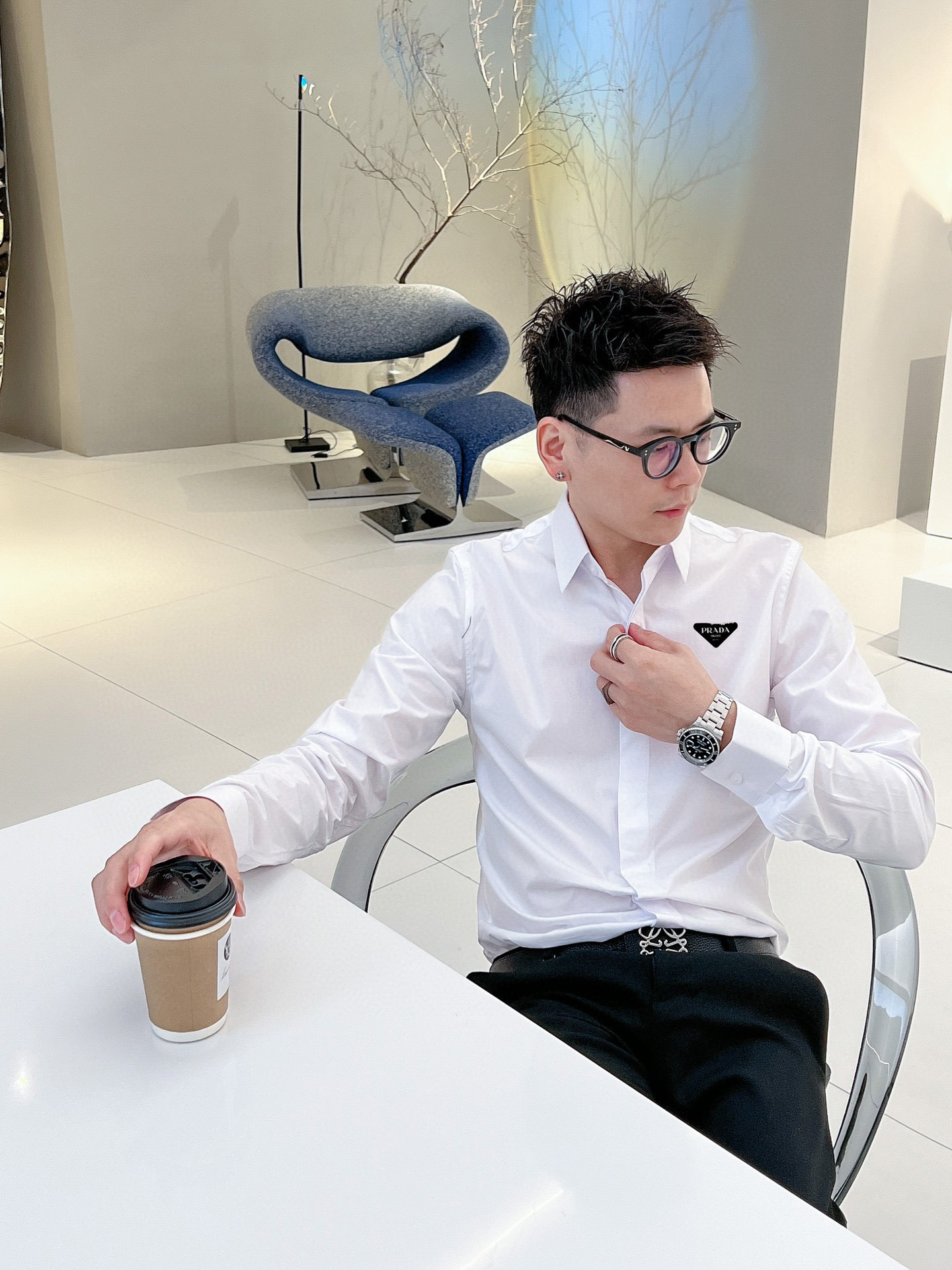 实拍普拉达新款老花肩带衬衫,简约白休闲更帅气