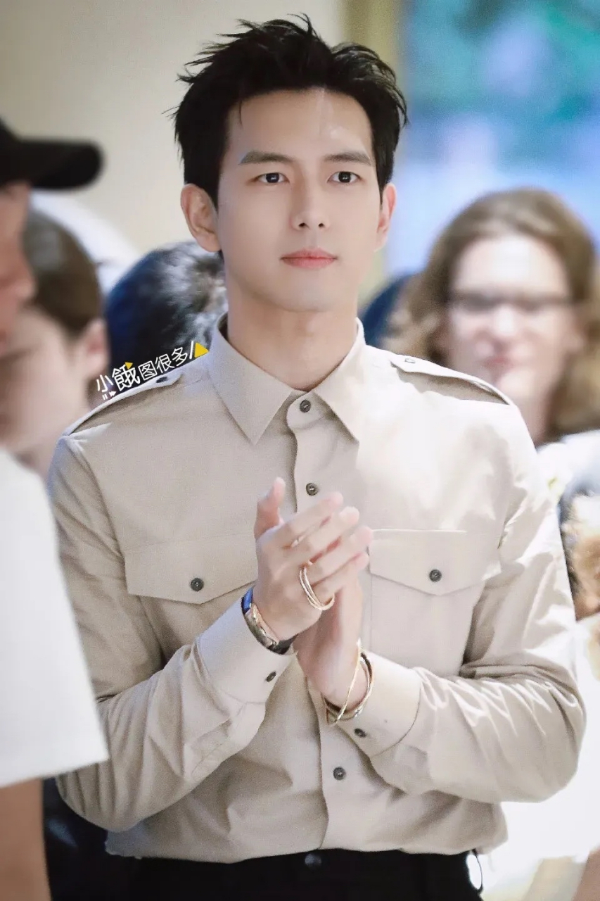 李现手上这个手镯和戒指了,太好看啦[比心][比心][比心]