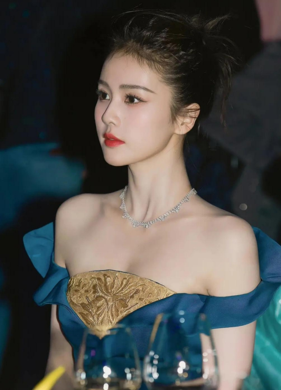 白鹿这身蓝色礼服裙造型好美,高贵典雅,肌肤白皙,温柔甜美,浑身散发着