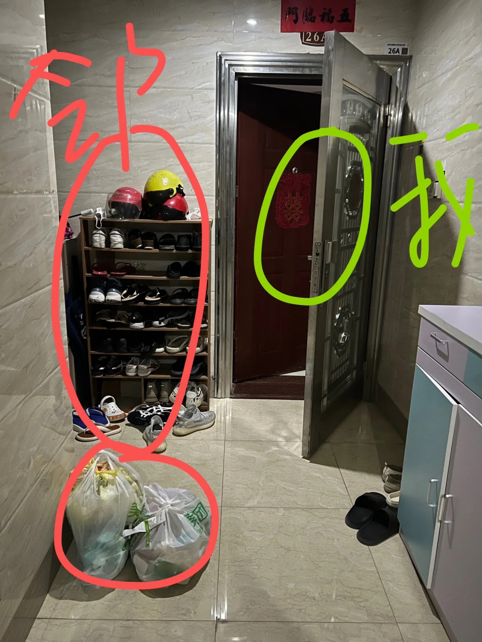 每次早晨开门都会有惊喜,邻居的鞋子垃圾这样放合理吗?