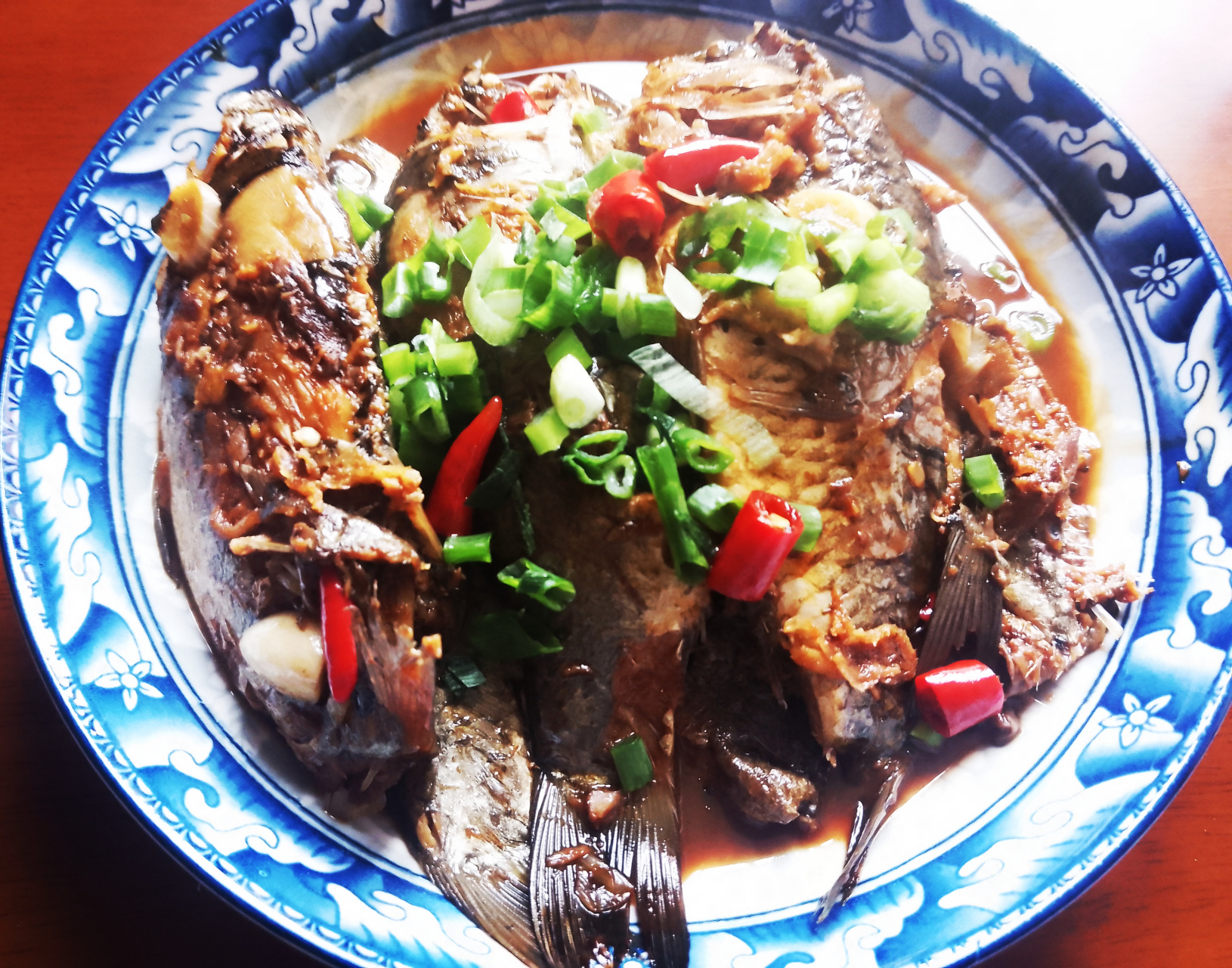 哇塞,中午做了一道红烧小鲫鱼,味道超级鲜美,老好吃了,下面分享一下