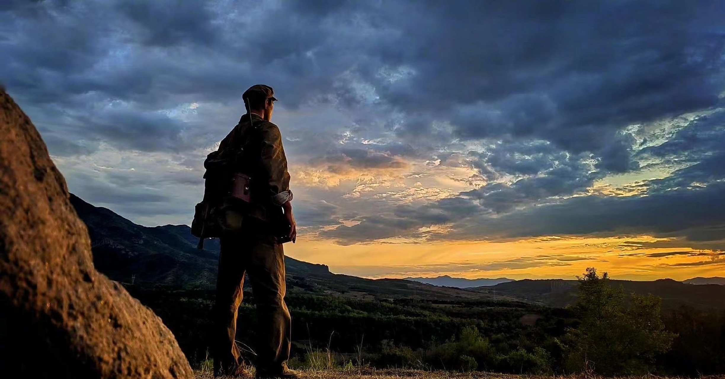 《侦察英雄》杀青,发布志愿军背影照致敬最可爱的人