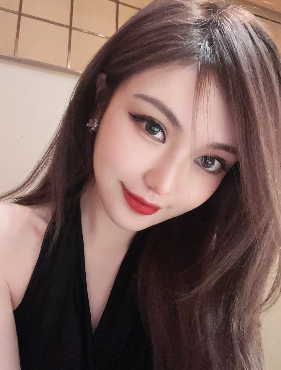 周扬青晒近照像换了个人,一头黄发染成棕色沉稳很多,齐刘海也变成了偏