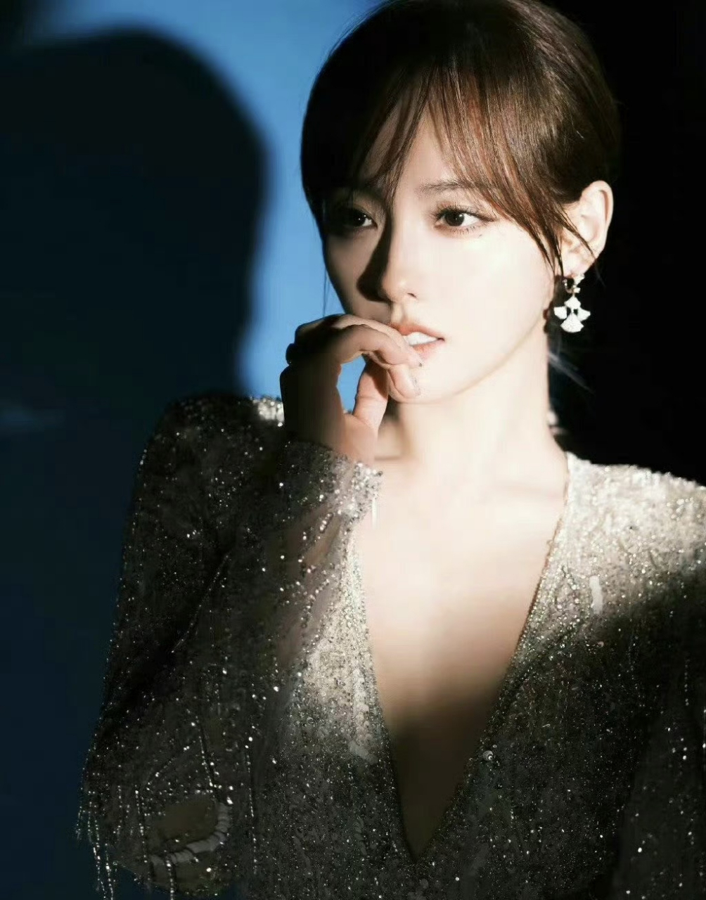 张嘉倪气质写真,性感妩媚.