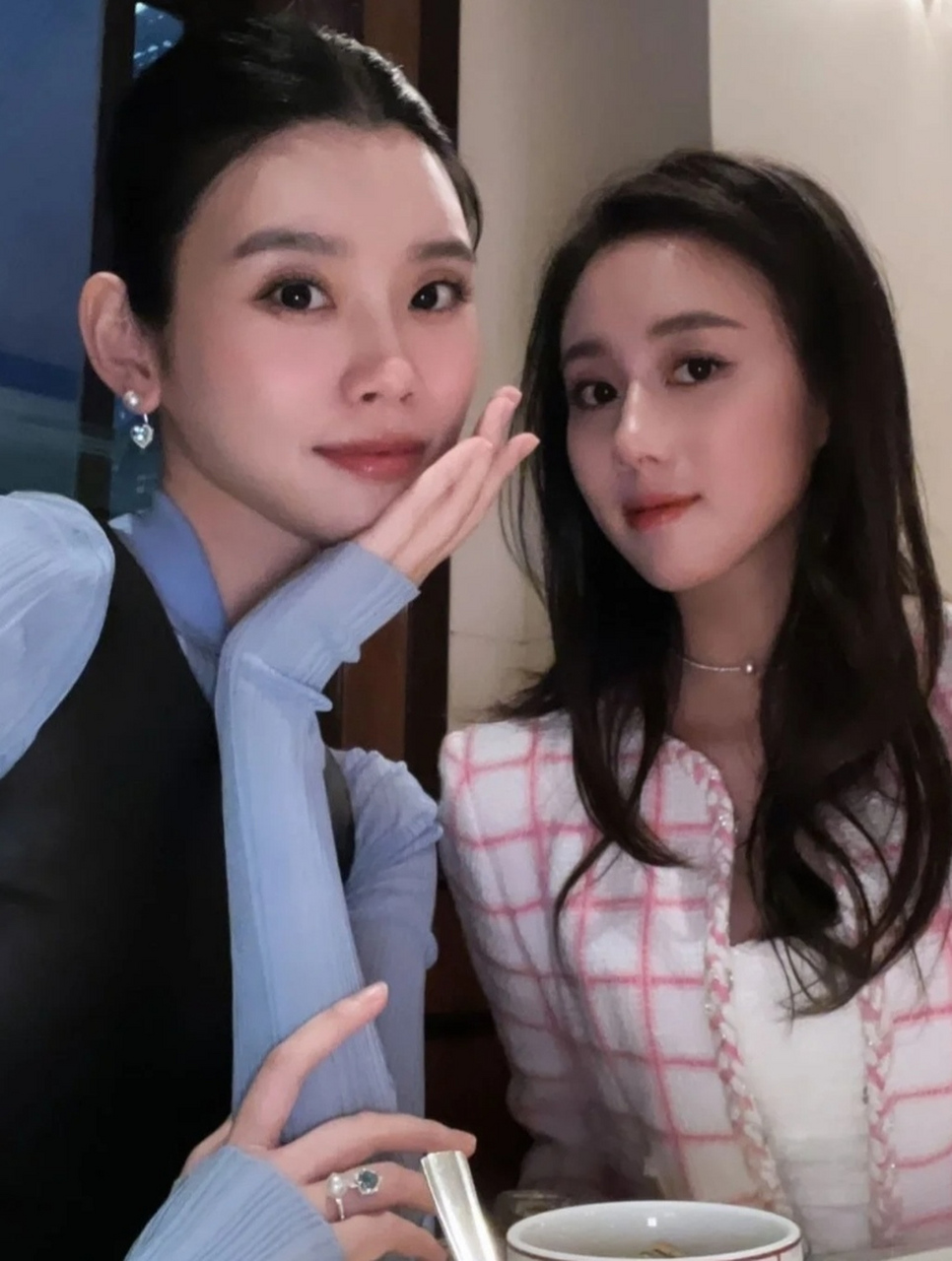 奚梦瑶自带明星光环,不管是自拍还是合照,都能脱颖而出成为主角,高挑