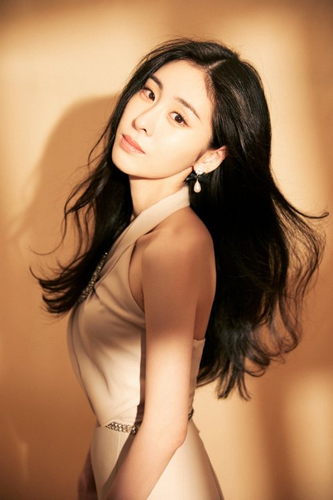 碧晨性感艳丽时尚女神,彰显窈窕别致身材