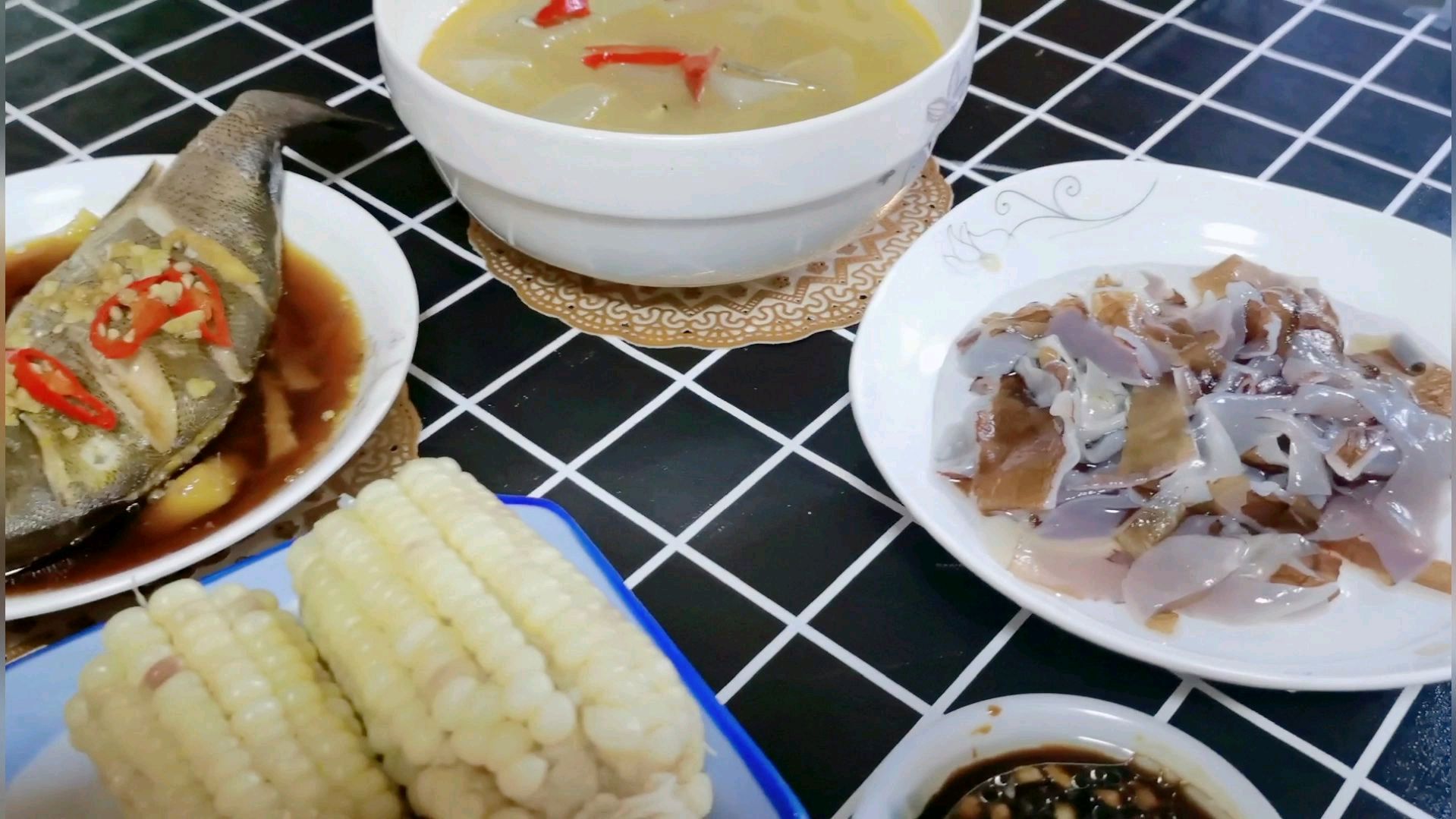 舟山退休阿姨的晚餐,蒸了海鲫鱼,还有一个生吃的菜,太美味了