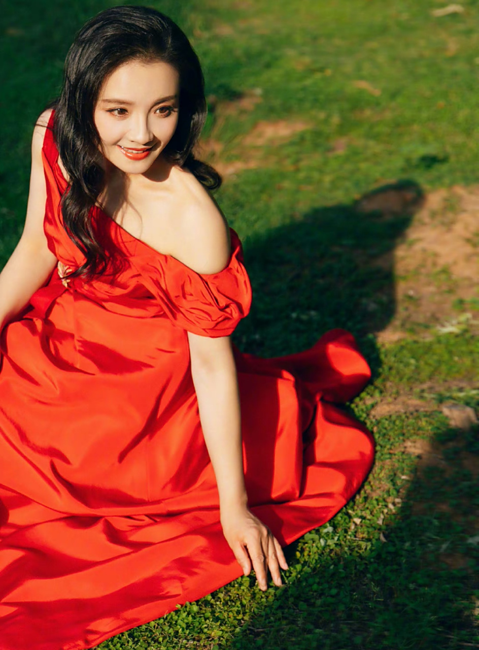 孙茜# 一袭红色溜肩连衣裙,肤白貌美的容颜,窈窕曼妙的身材,前凸呵烫