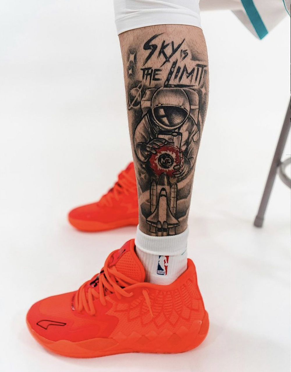 夏洛特黄蜂队新星"三球"拉梅洛·鲍尔的纹身图案