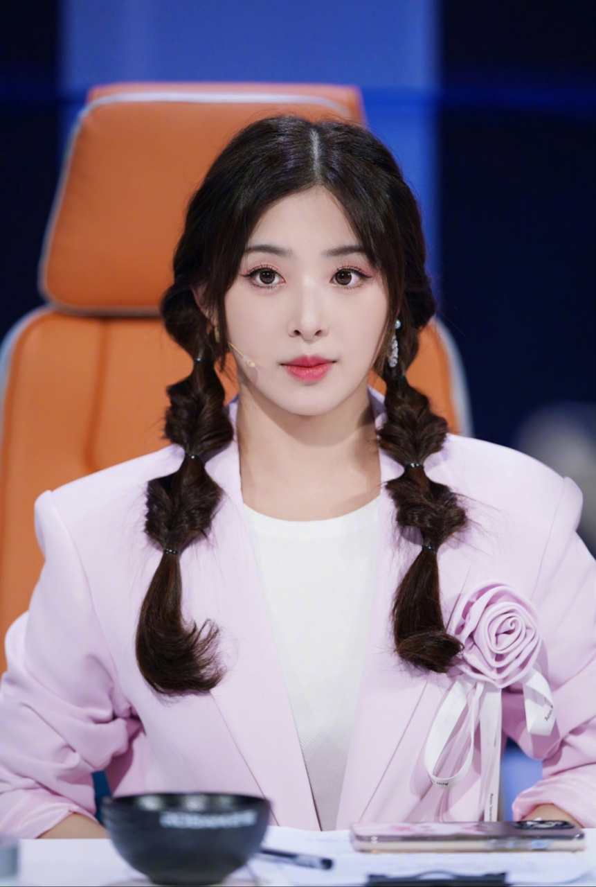 张含韵晒出综艺#听说很好吃# 现场录制照,一身粉色,俏皮可爱.