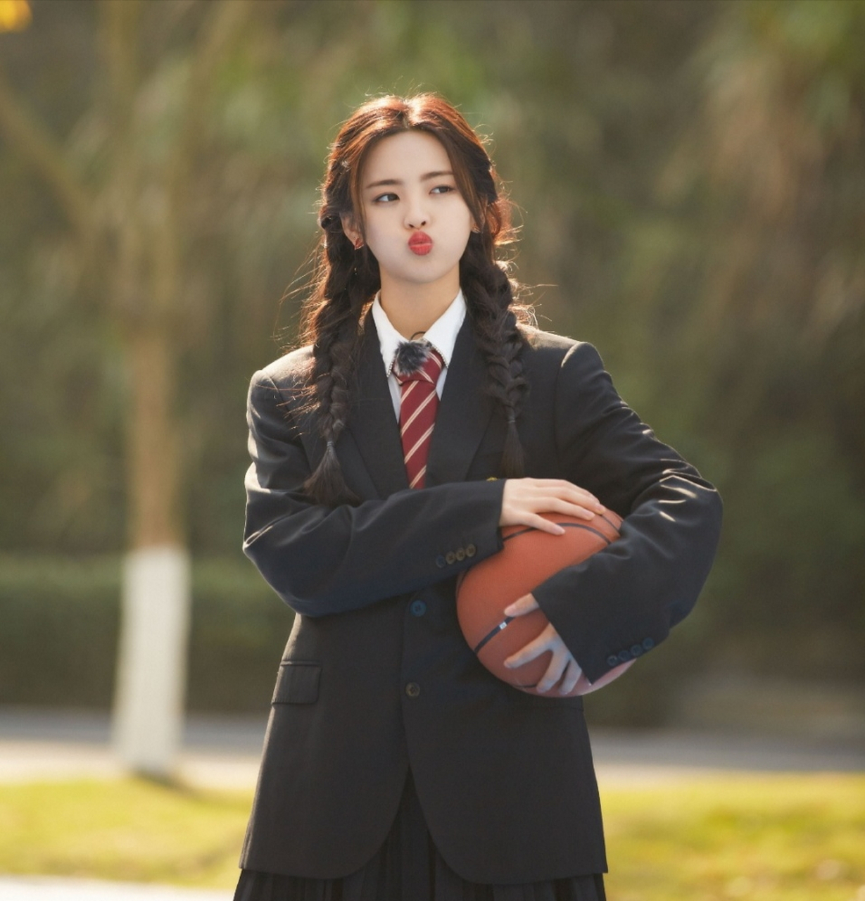 不得不说,杨超越穿jk制服的样子,是每个男孩子心中的梦吧.