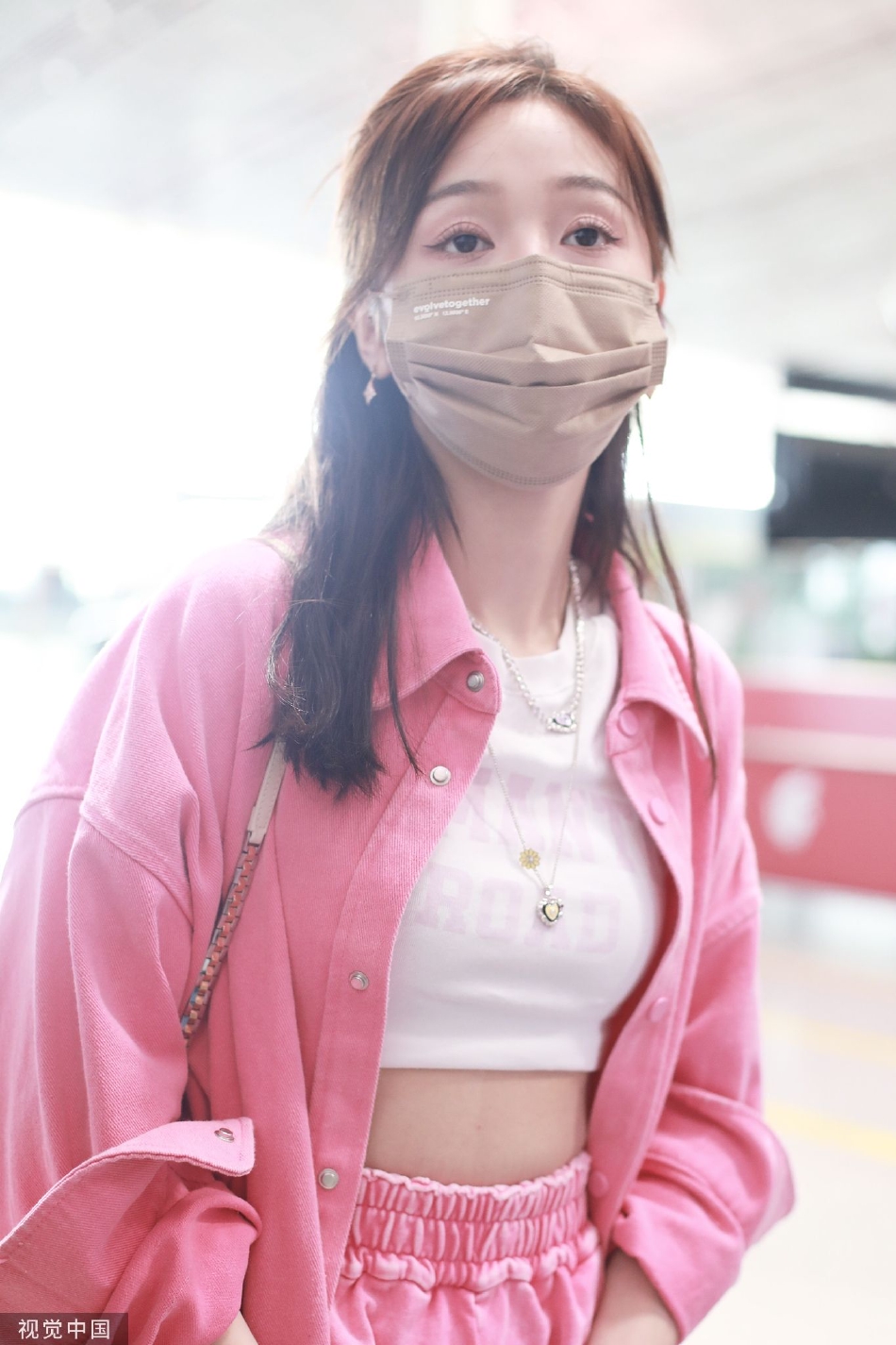 组图：吴宣仪粉嫩少女造型亮相机场 露出腰腹线条甜酷范十足第3张图片