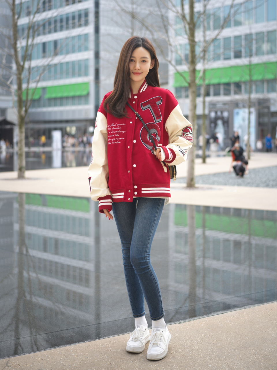 紧身牛仔裤, 搭配白色运动鞋, 青春而又充满朝气