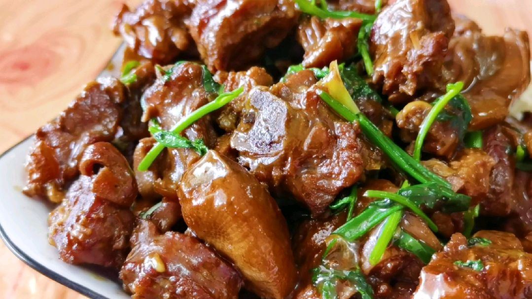 广东人做鸭有一手,把鸭子做出新高度,酱香浓郁,吃完口齿留香