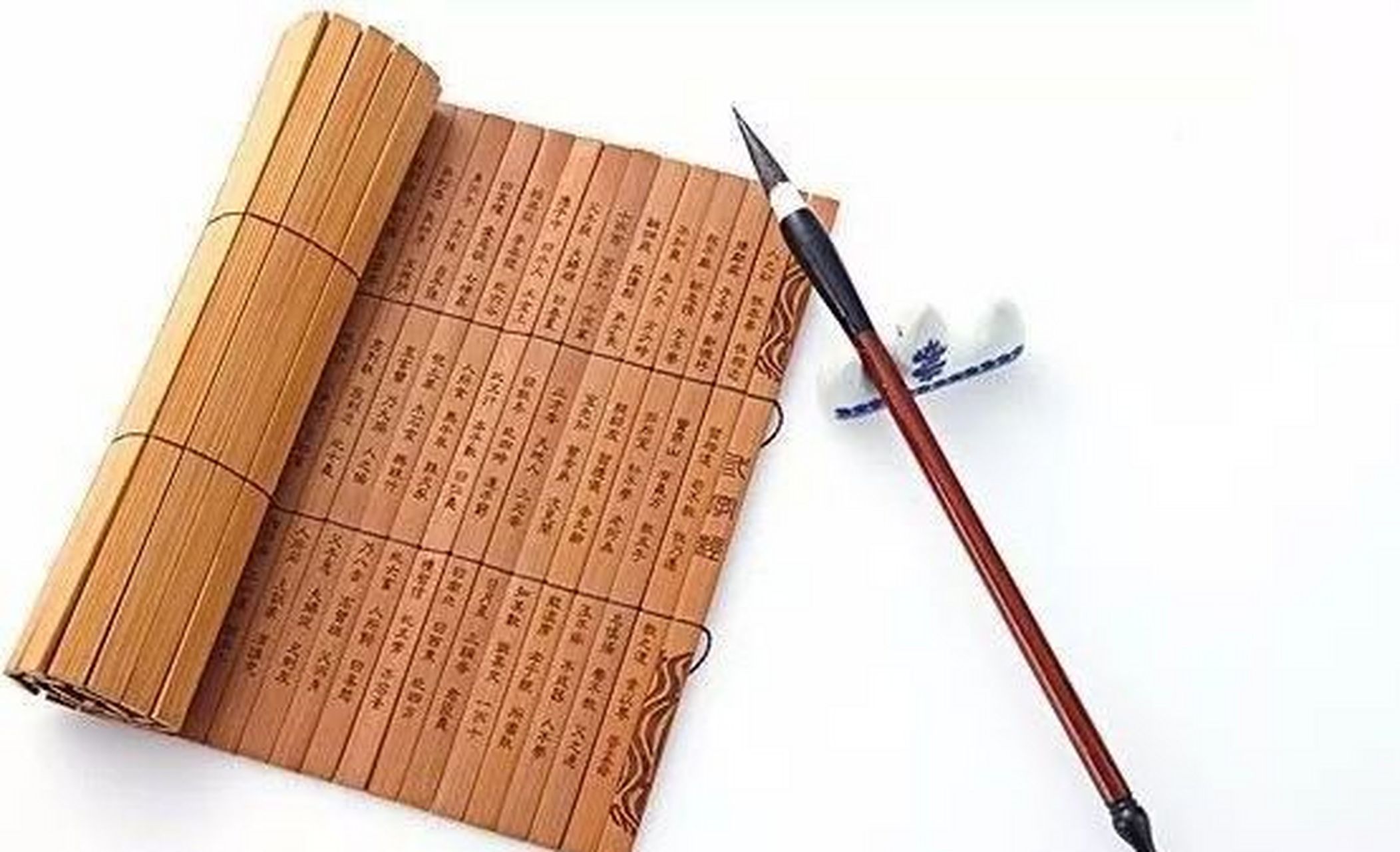 南京夫子庙景区江南贡院门口,一座雕塑展示官员审阅考生书卷,卷轴从左