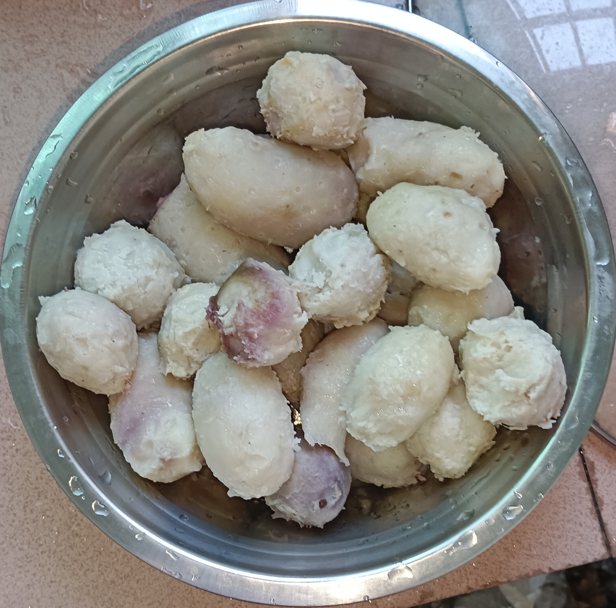 美食家常菜#小时候妈妈把毛芋头蒸熟后剥皮再用来煮汤味道很美,我