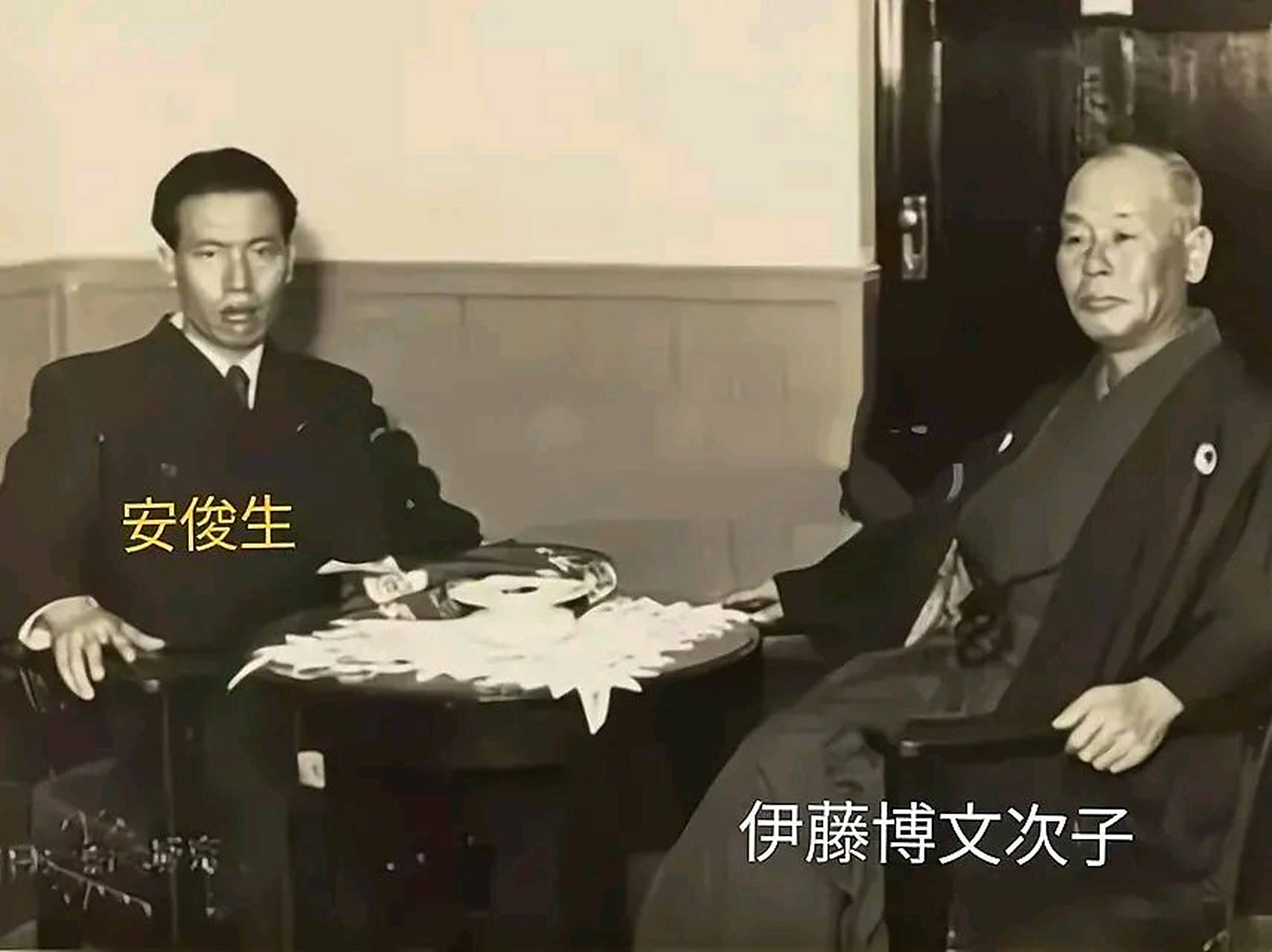 1939年,"韩奸"安俊生访问日本时,与伊藤博文的儿子,留下了这一张照片