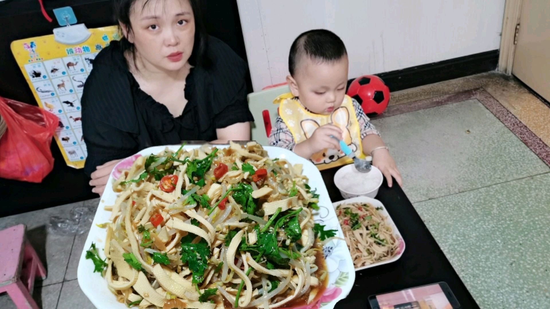 一块钱的豆芽,两块钱的豆皮,简单一拌,酸辣爽口,最适合热天吃
