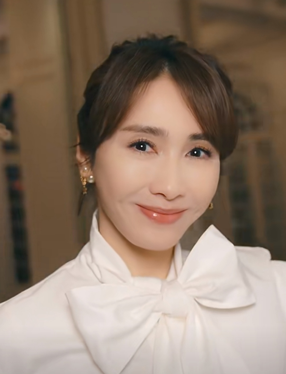 黎姿录节目,蝴蝶结衬衫太抢镜,她的端庄气质是别人模仿不来的.