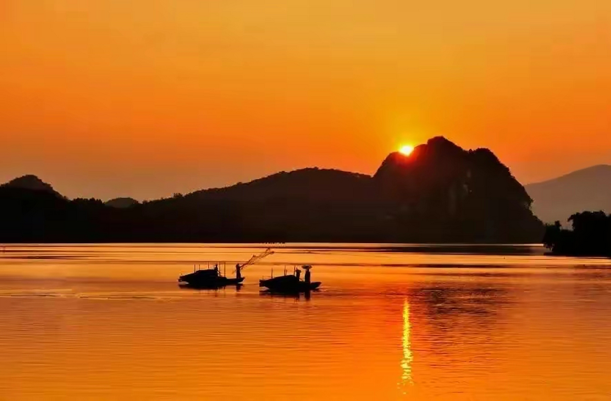 23平方公里,七星岩从东往西依次为阆风岩,玉屏岩,石室岩,天柱岩,蟾蜍