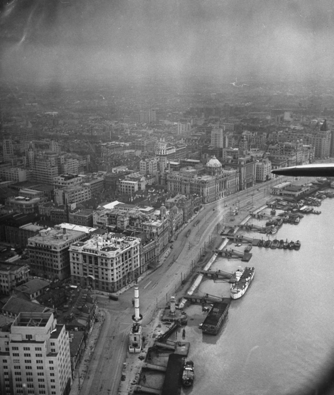 三十年代的上海外滩空中俯拍图,给人一种舍我其谁的苍茫之感,被称为