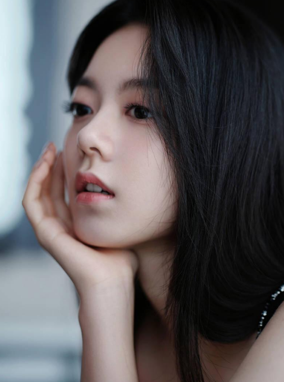 赵今麦纯黑造型化身冷面御女穿运动背心展现腰肢