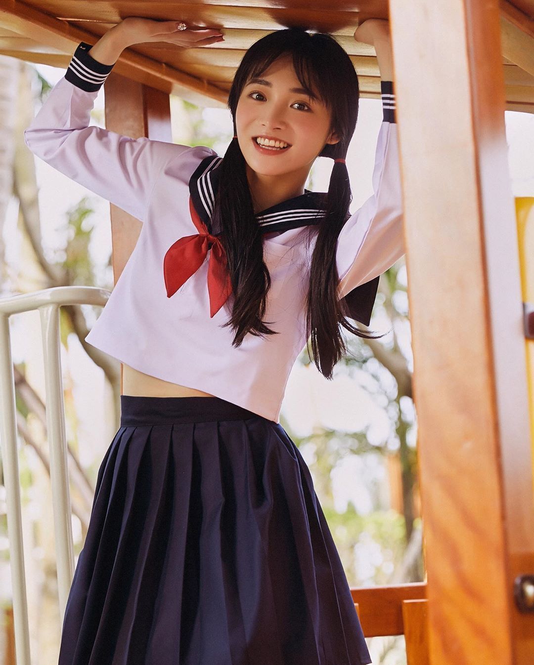 周洁琼学生装写真,俏皮可爱,甜美迷人