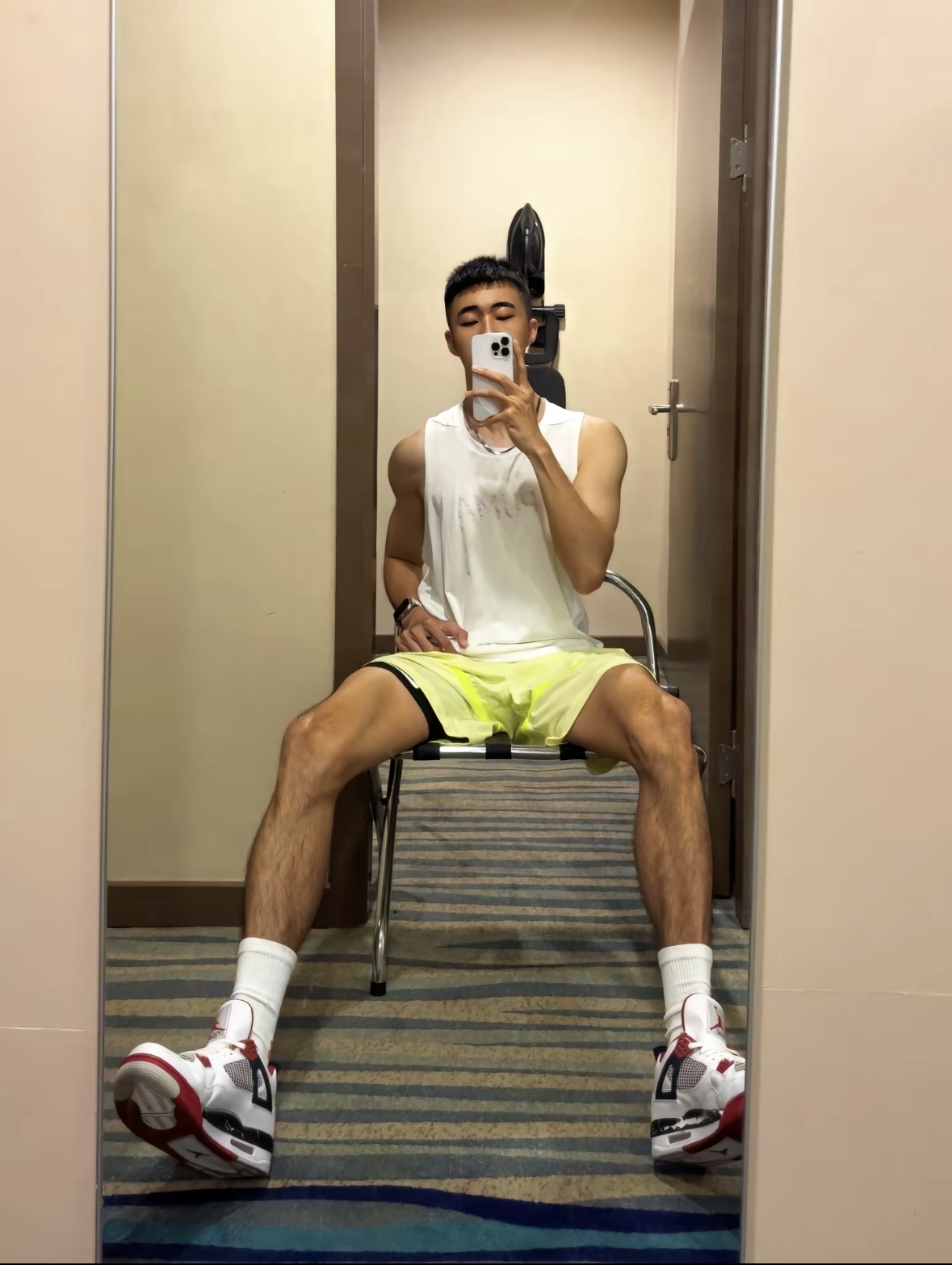 188公分的黑皮肌肉帅哥穿着运动服配白袜,直男气息爆棚呢!