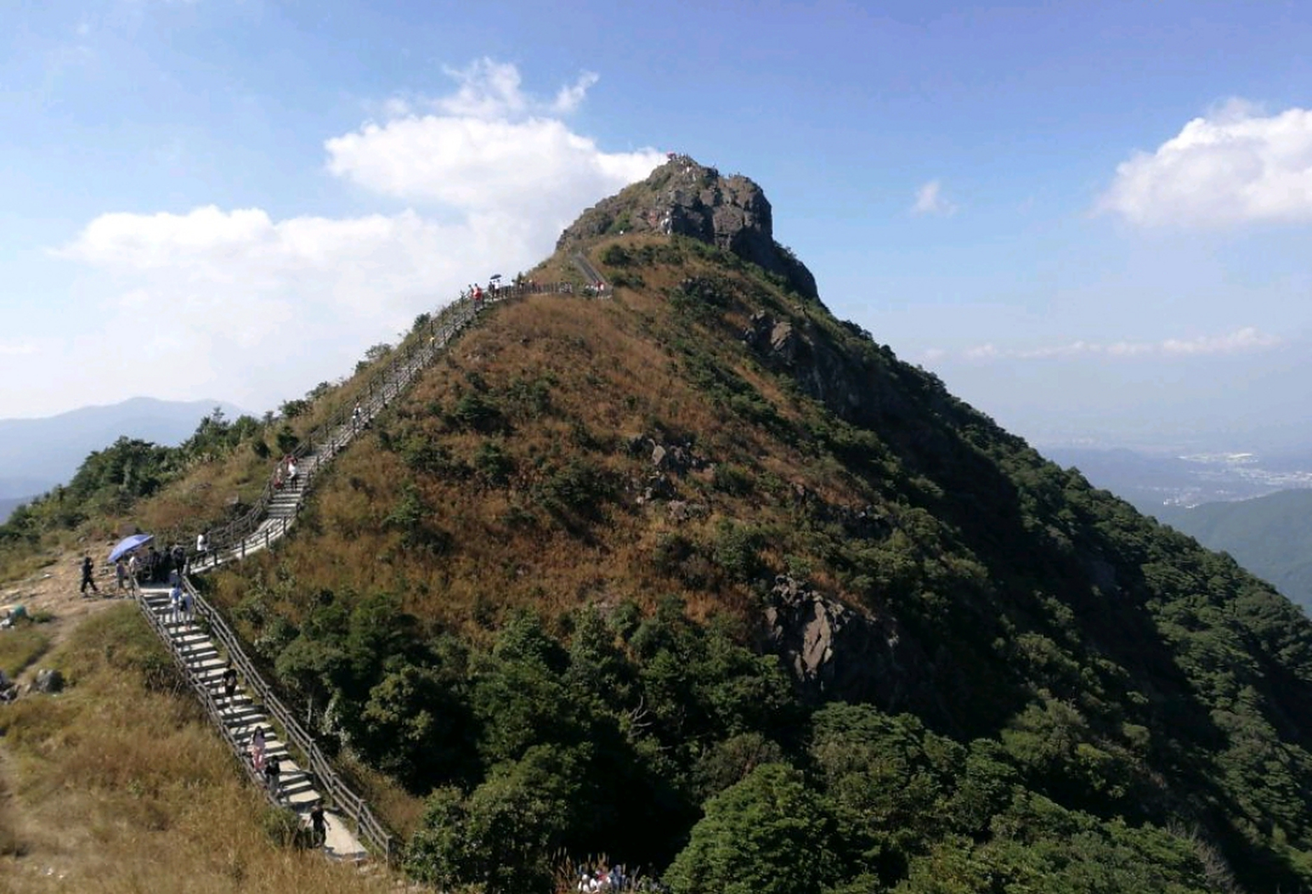 最近一次是2014年,双登白云嶂和银瓶山,下山时膝盖都有点疼了.