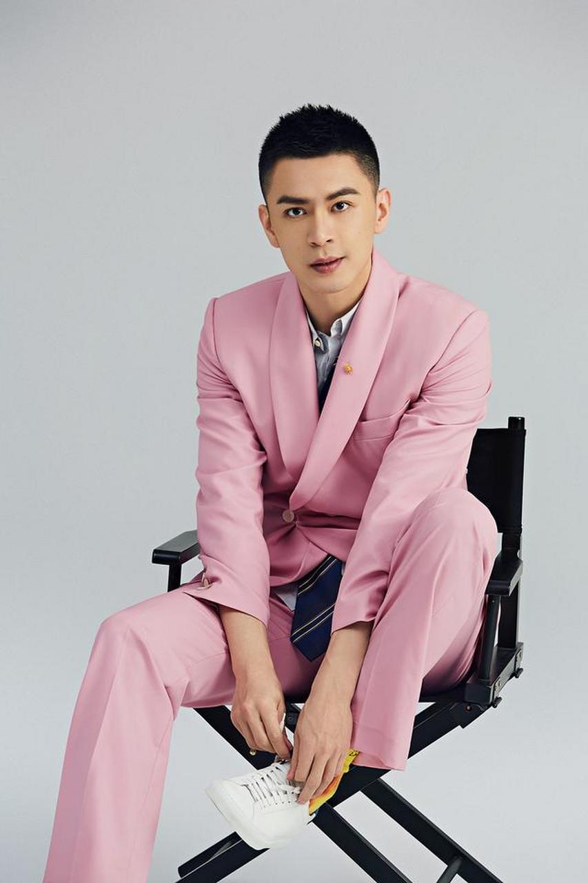粉色西装的杨鸣,多了几分……你说是什么? #辽宁男篮