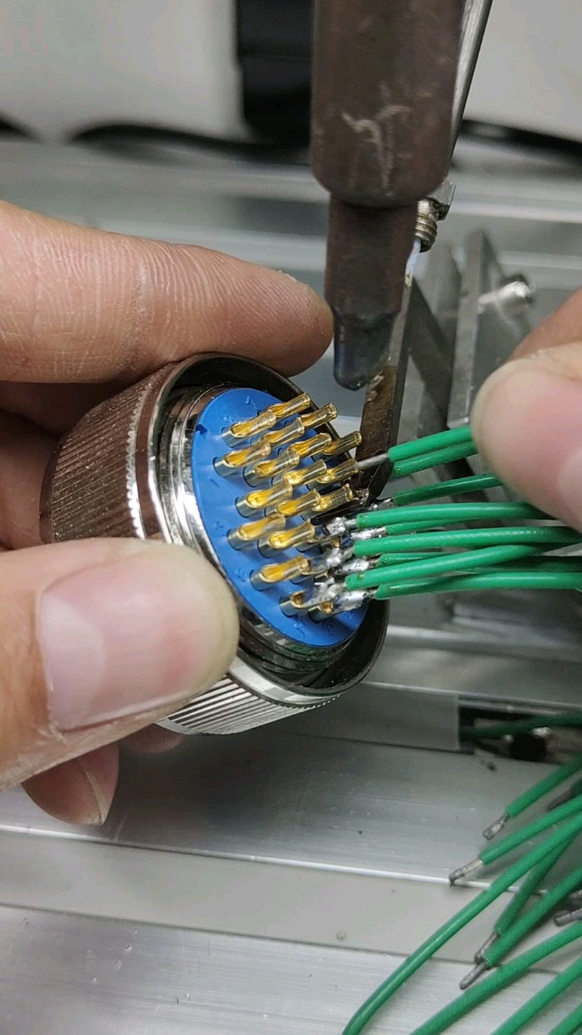 航插头焊线(2),焊点饱满,有机器帮忙就是快.