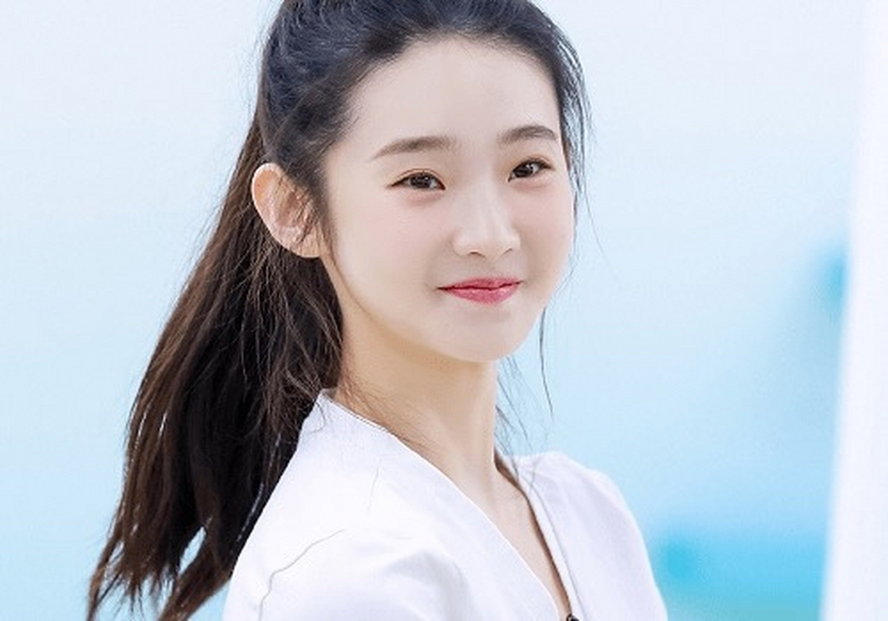 张艺凡,2000年2月10日出生,中国内地女演员,歌手,就读于北京舞蹈学院.