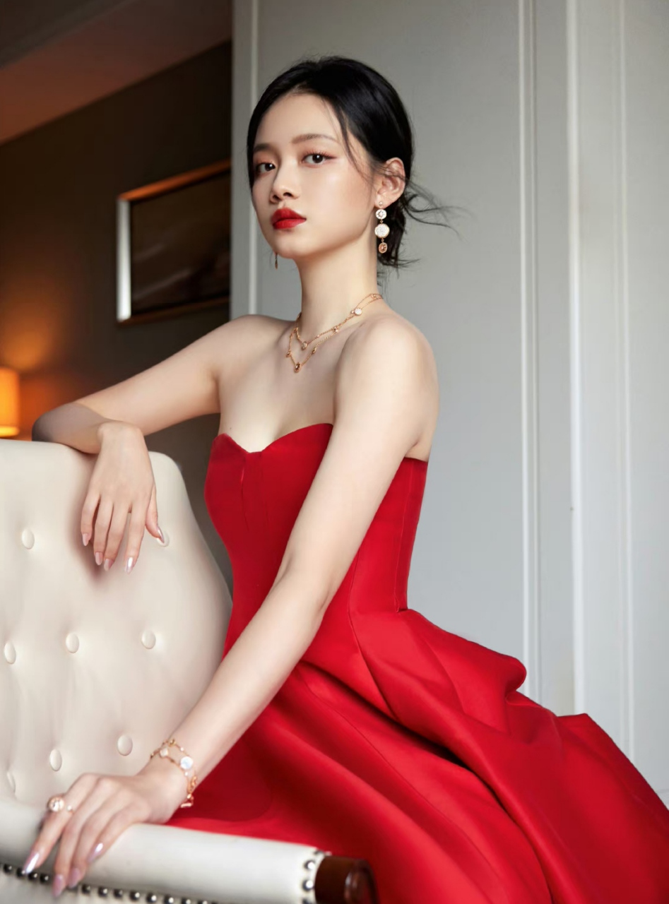 性感冷艳的#孙伊涵# ,一袭红色抹胸连衣裙,脚蹬黑色高跟鞋,丰满傲人的