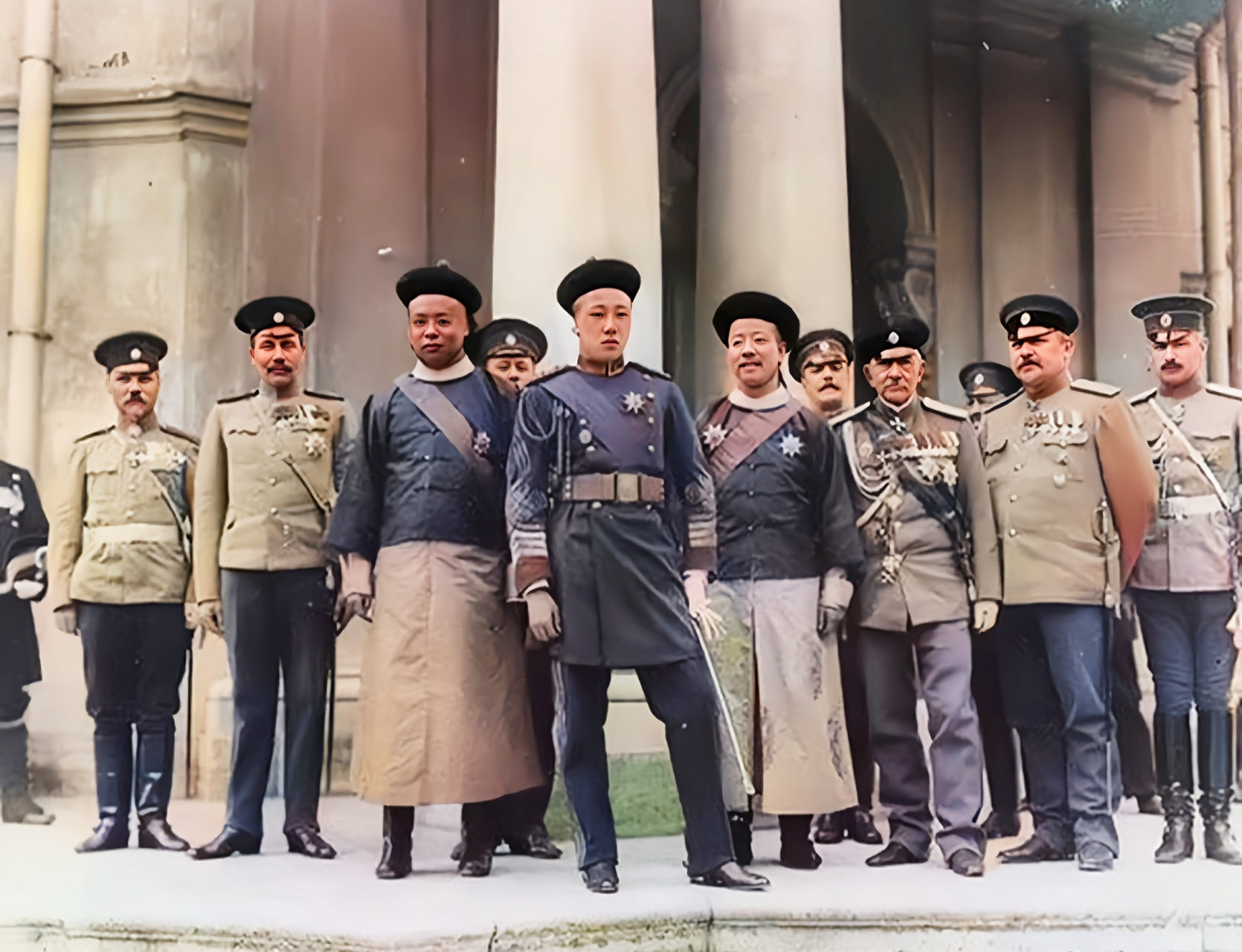 载涛身穿的这套军服真的帅,禁卫军的军服设计明显参考了当时国际的