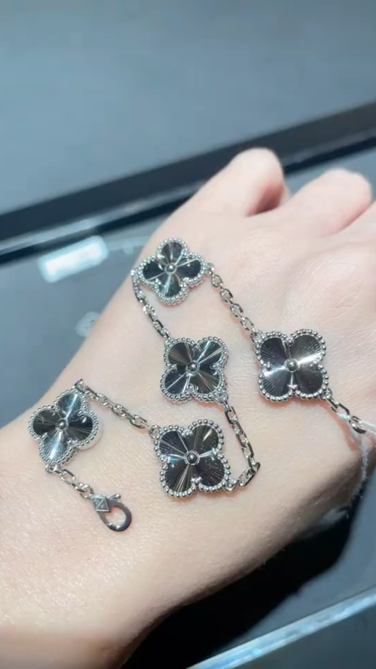 梵克雅宝 新品白金镭射四叶草五花手链#手链#奢侈品#同城-度小视