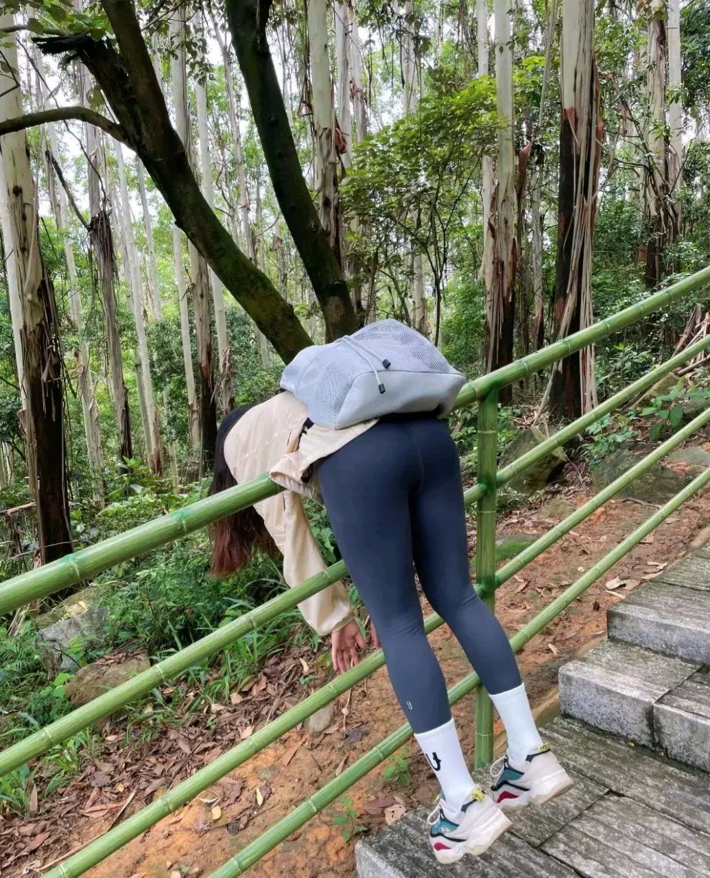 今天和朋友爬山,她说累了趴栏杆上休息一下,可过一会说腿抽筋了,不能