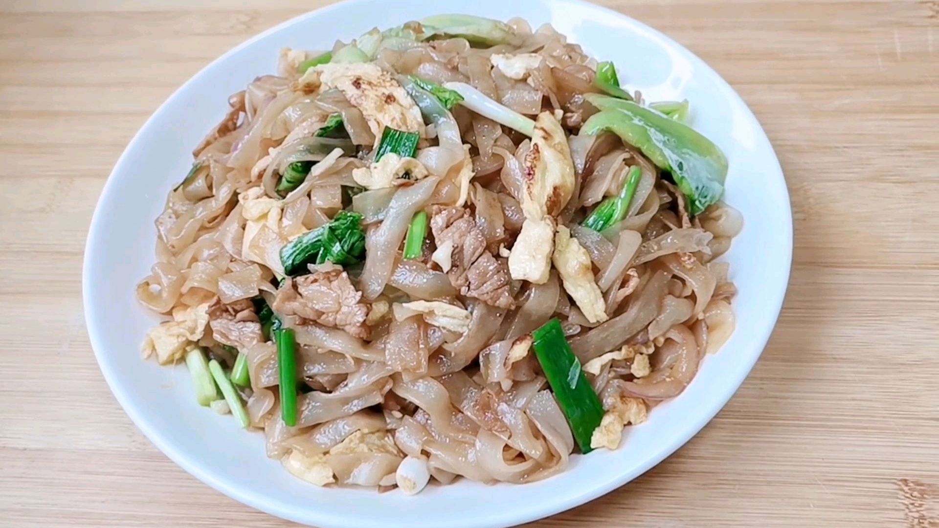 这样炒河粉百吃不厌,实在是太香了,做法还超简单