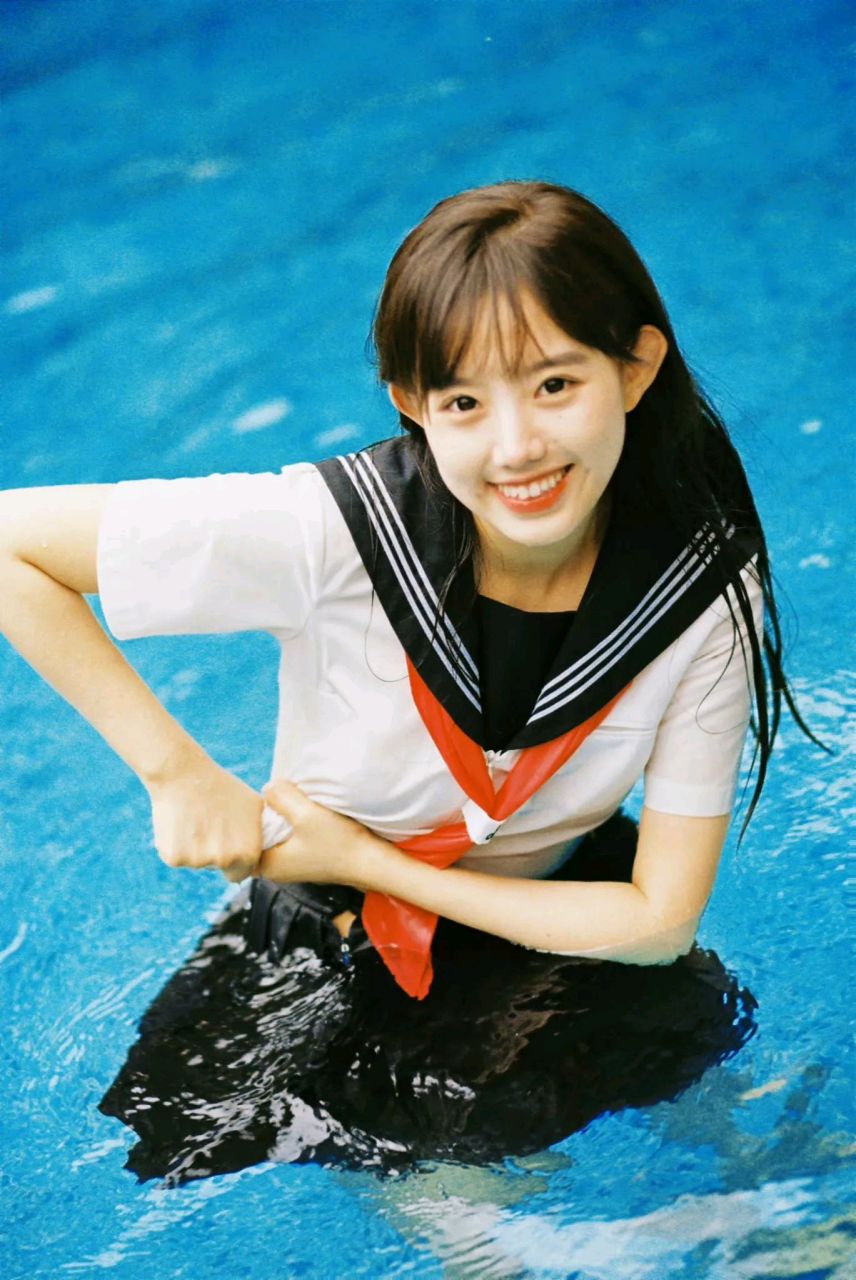 嬉水的制服少女