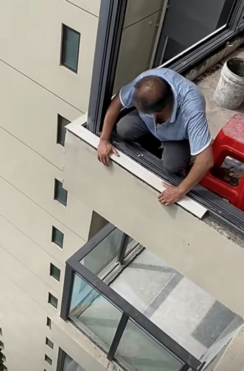 阳台封窗的朋友要注意做好防水,特别是窗台位置,不然就容易漏水.