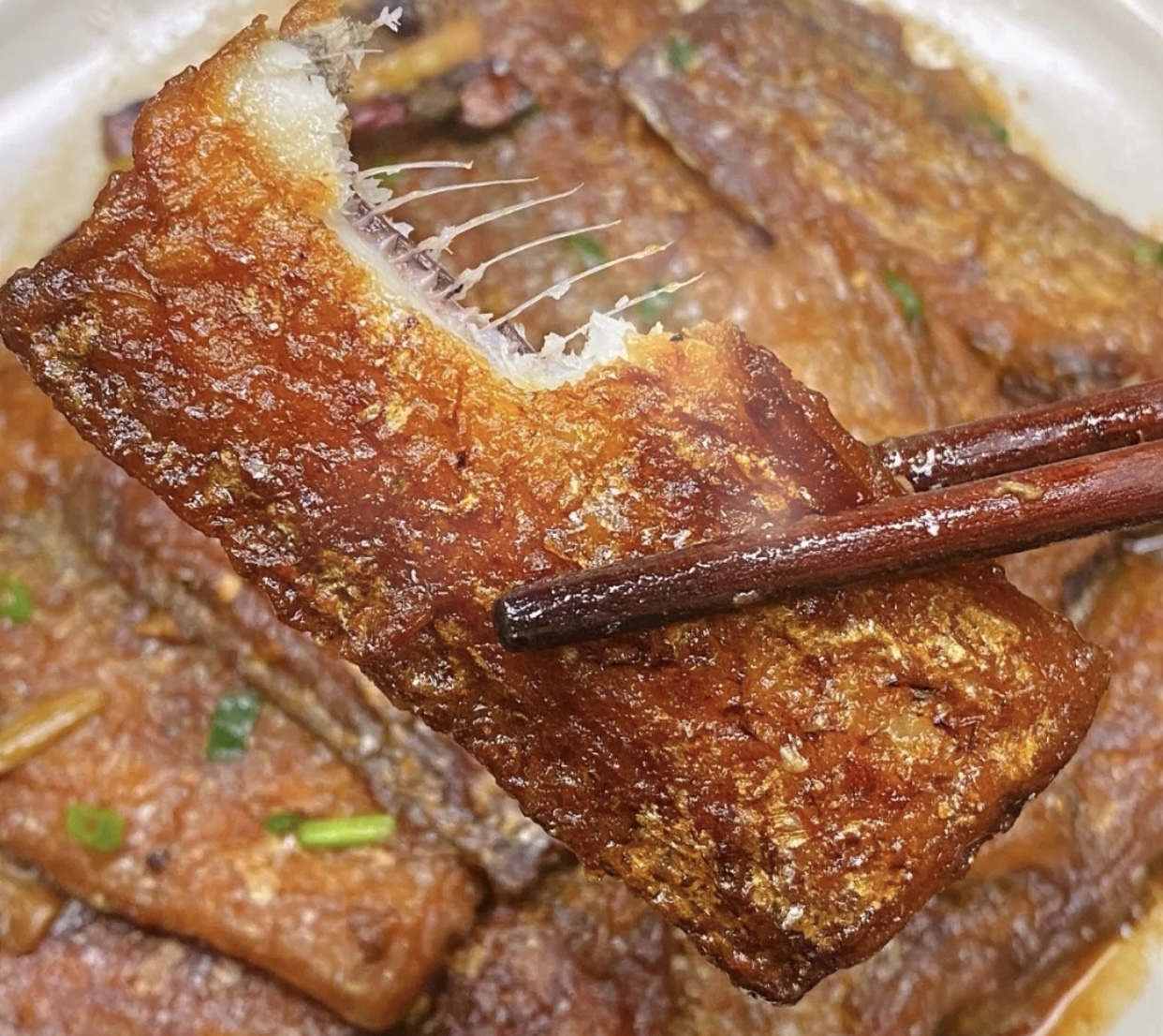 这样做"红烧带鱼",比干炸更加入味!麻辣鲜香,鱼肉鲜嫩不腥!